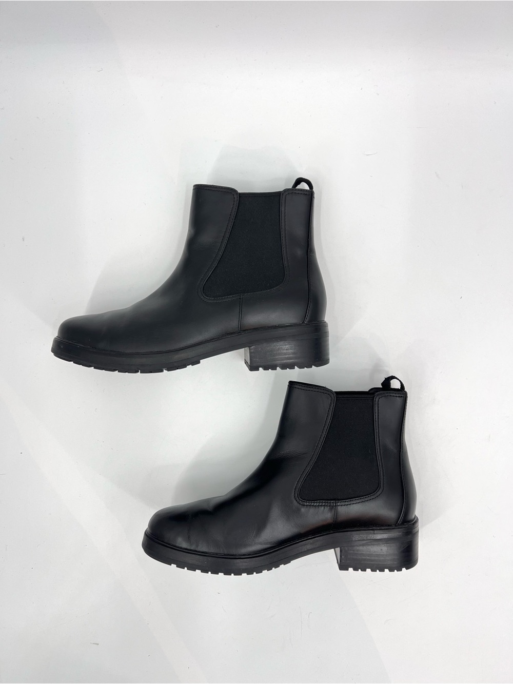 Everlane Black leather Chelsea Boots lug sole 7